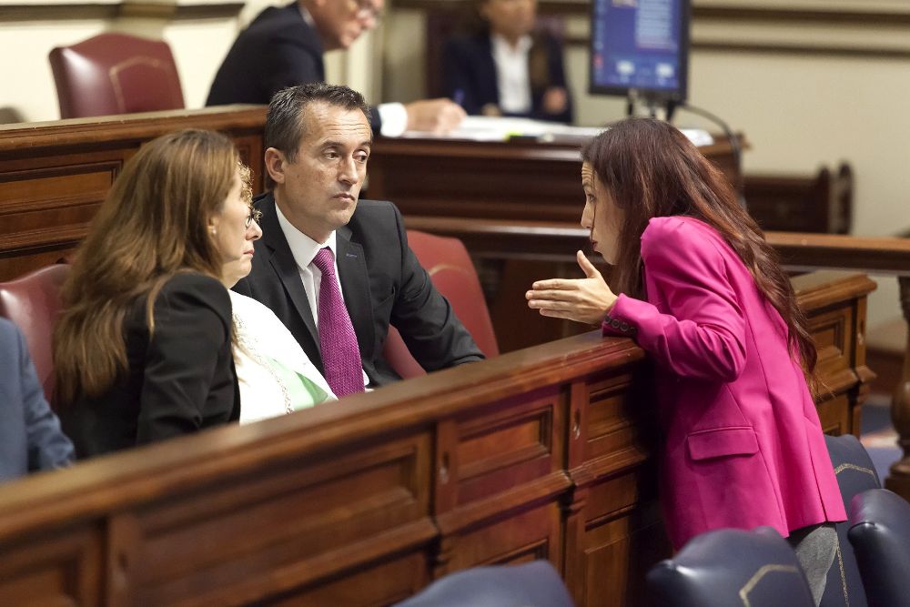 El diputado José Miguel Ruano (en la imagen conversand con la vicepresidenta del Gobierno de Canarias, Patricia Hernández) ha dado la réplica a las acusaciones de Román Rodríguez.