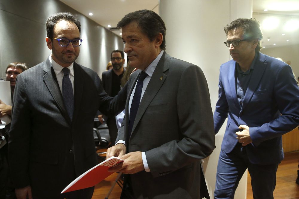 El presidente de la gestora del PSOE, Javier Fernández (c), junto al portavoz socialista en el Congreso, Antonio Hernando (i), tras la rueda de prensa.