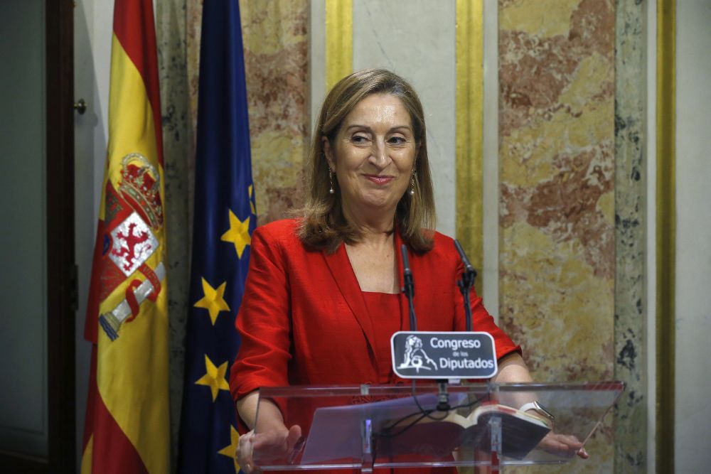 La presidenta del Congreso de los Diputados, Ana Pastor, durante la rueda de prensa ofrecida tras ser recibida por el rey Felipe VI, en la que ha informado del calendario del debate de investidura de Mariano Rajoy.