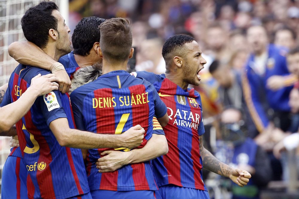 Neymar Jr (d) celebra el gol que marcó frente al Valencia.