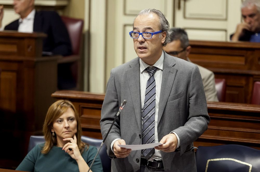 El consejero de Sanidad del Gobierno de Canarias, Jesús Morera, durante una intervención en el pleno del Parlamento de Canarias.