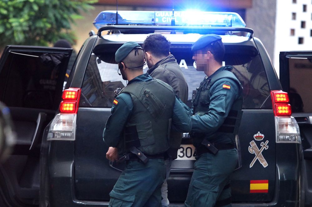 Agentes de la Guardia Civil trasladan al marroquí detenido esta madrugada en Calahorra (La Rioja).