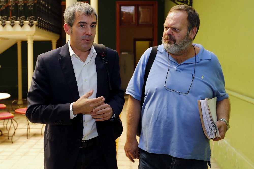 Fernando Clavijo (i) con Fernando Bañolas antes de la reunión del Comité Permanente Nacional de Coalición Canaria que se celebró el lunes.