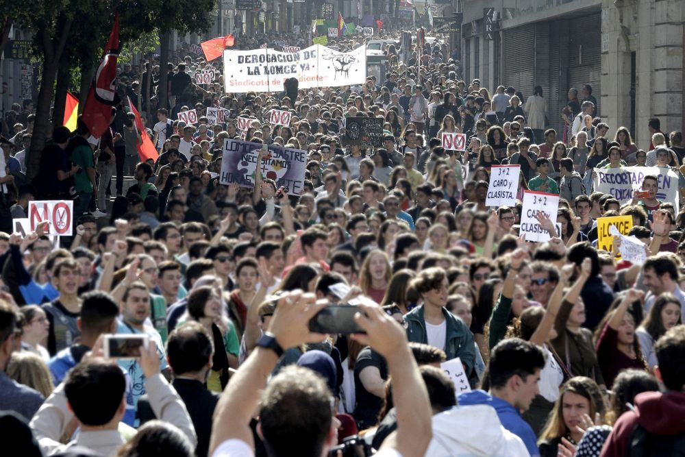Marcha estudiantil realizada en Madrid por la Plataforma Regional por la Escuela Pública, que integran CCOO, UGT, el Sindicato de Estudiantes (SE) y la FAPA en protesta por las reválidas y en contra de la Lomce. .