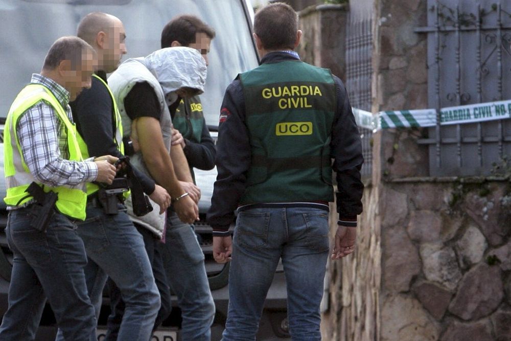 El asesino confeso del cuádruple crimen de Pioz, Patrick Nogueira Gouveia (c), escoltado por agentes de la Guardia Civil a su llegada al chalet.