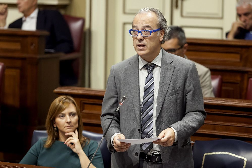 El consejero de Sanidad del Gobierno de Canarias, Jesús Morera, durante una intervención en el pleno del Parlamento.