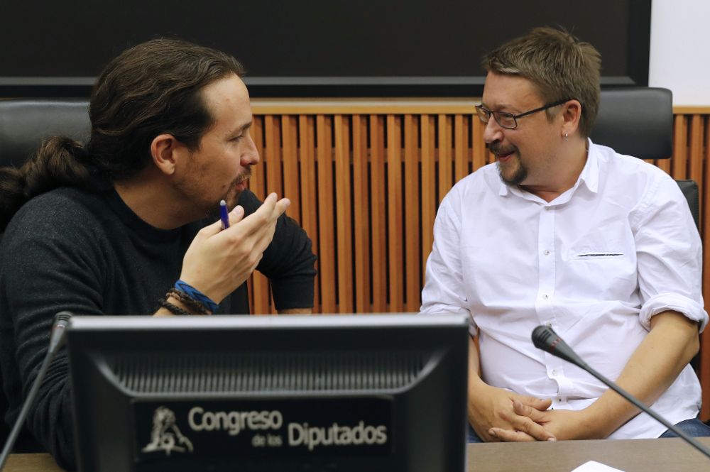 El líder de Podemos, Pablo Iglesias (i), y el líder de En Comú Podem, Xavier Domènech, hoy. El primero ha dicho que se acercará a saludar a los manifestantes contra la investidura.