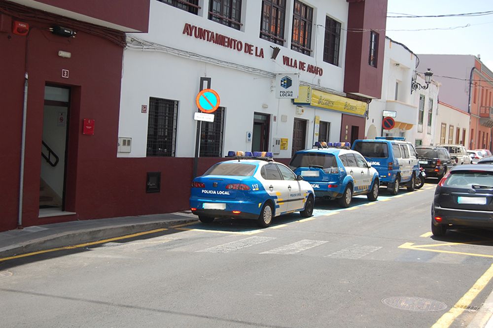 Coches de la Policía Local a las puertas del Ayuntamiento de Arafo.