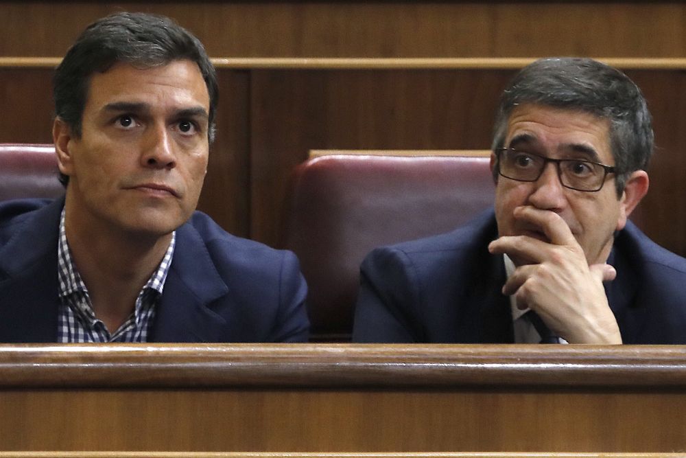 El exsecretario general del PSOE, Pedro Sánchez (i), junto al diputado del partido, Patxi López durante el debate de investidura.