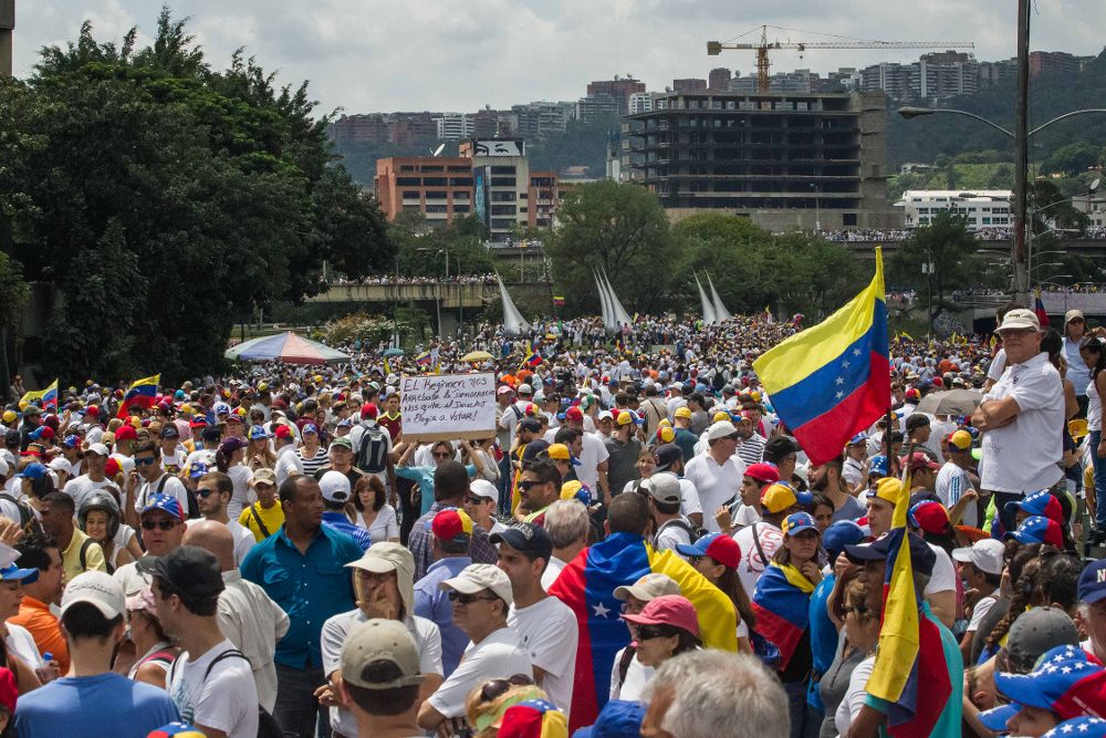 Un grupo de personas participa hoy, miércoles, en una manifestación denominada "Toma de Venezuela" en Caracas.