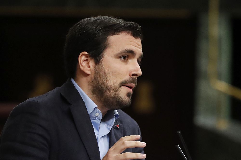 El líder de IU, Alberto Garzón, durante su intervención en la segunda jornada del debate de la investidura del candidato del PP, Mariano Rajoy, que se celebra en el Congreso de los Diputados.