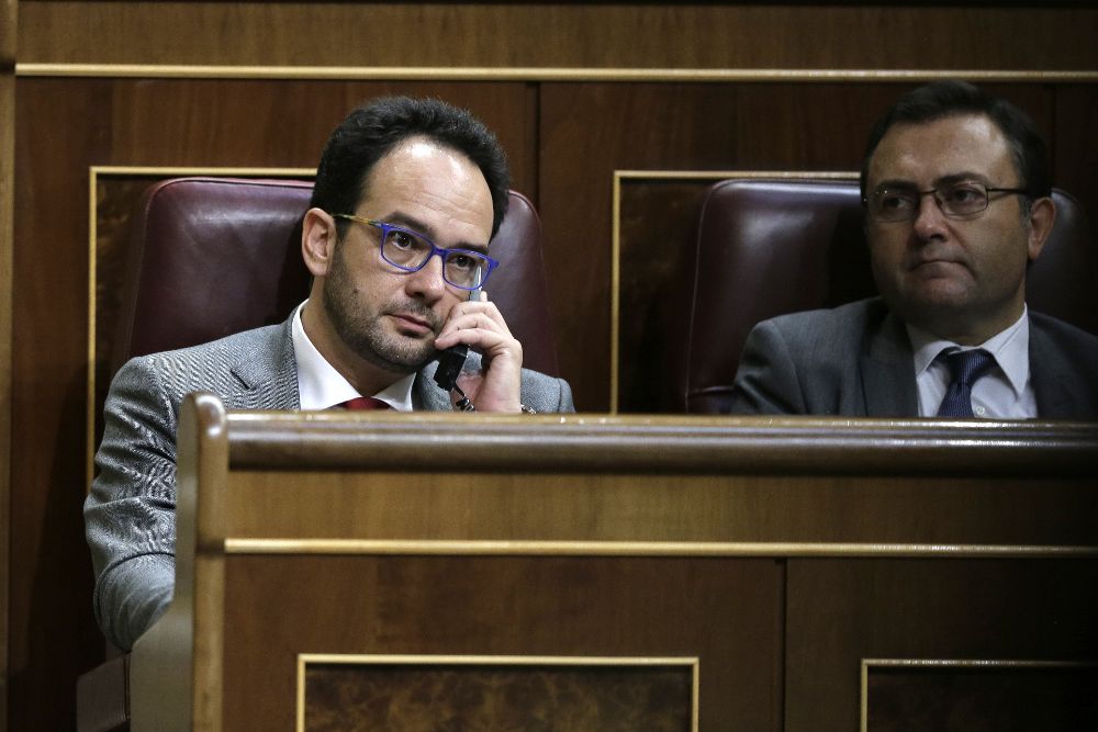 El portavoz parlamentario del PSOE, Antonio Hernando (i), junto al diputado socialista Miguel Ángel Heredia.