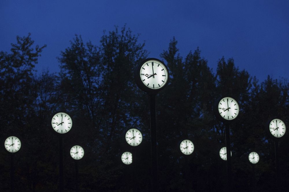 Detalle de la instalación "Zeitfeld", del artista Klaus Rinke en Düsseldorf (Alemania). El horario de verano cambiará en la madrugada del próximo 30 de octubre cuando se retrasen los relojes una hora.