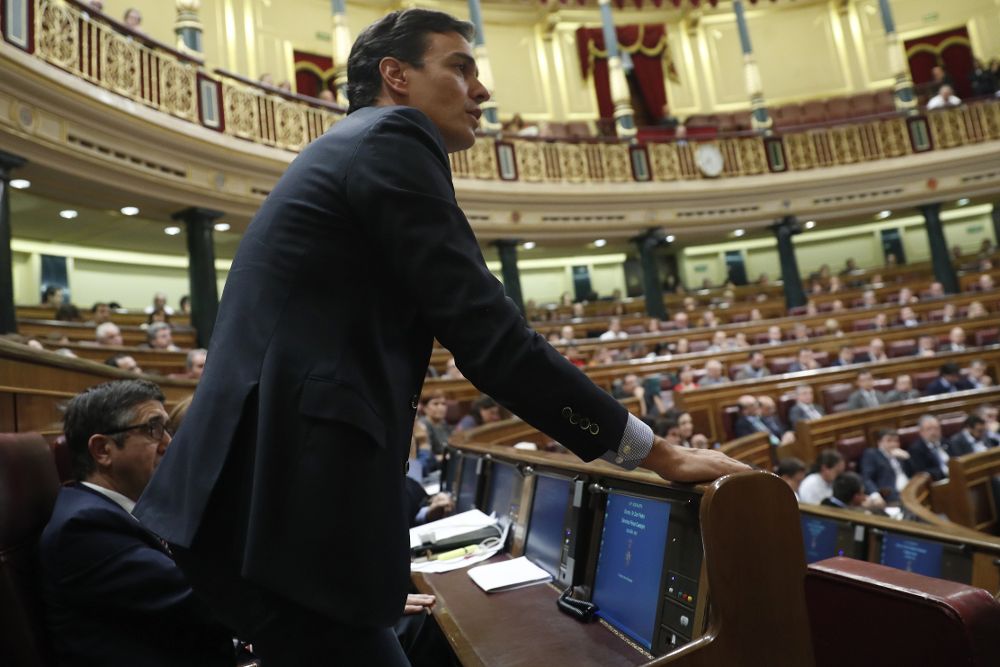 El ex secretario general del PSOE Pedro Sánchez vota "no" en la primera votación del debate de investidura.