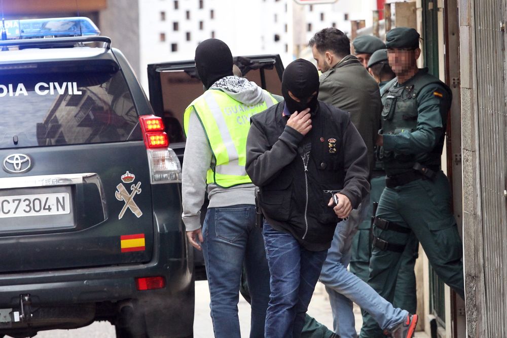 Agentes de la Guardia Civil trasladan al marroquí detenido en Calahorra (La Rioja).