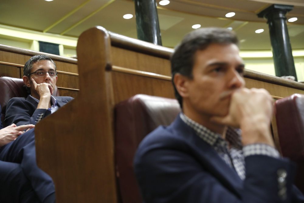 El diputado socialista Eduardo Madina (i) y el exsecretario general del PSOE, Pedro Sánchez (d) durante el debate de investidura del líder del PP, Mariano Rajoy.
