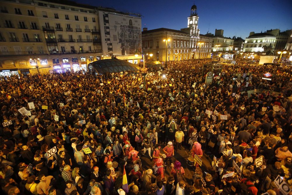 Vista de la Puerta del Sol, donde miles de personas participan en la marcha "Rodea el Congreso" convocada por la Coordinadora 25-S, para protestar por la investidura de Mariano Rajoy como presidente del Gobierno.