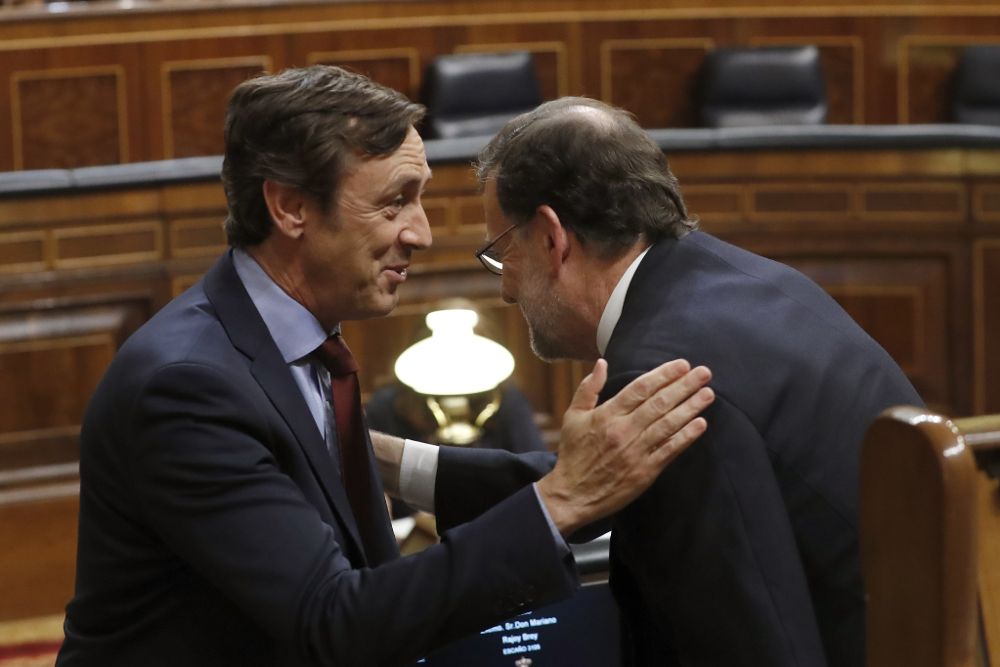 El portavoz del PP en el Congreso, Rafael Hernando (i) conversa con el líder del partido, Mariano Rajoy (d).