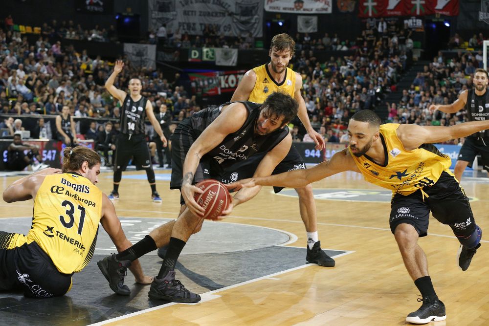 El jugador del Retabet Bilbao Basket Alex Mumbrú (c) disputa un balón con el jugador del Iberostar Tenerife Davin White (d) en el partido correspondiente a la liga Endesa disputado en el BilbaoArena.
