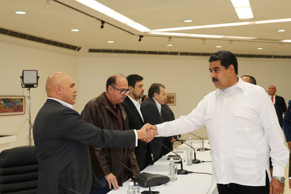 Nicolas Maduro (d) saluda al secretario de la coalición opositora Mesa de la Unidad Democrática (MUD), Jesús Torrealba, en la reunión entre oposición y Gobierno de ayer, domingo.