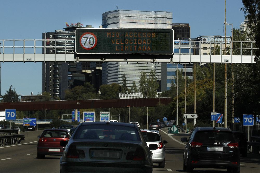 El Ayuntamiento de Madrid ha recordado hoy la rebaja del tope de velocidad máxima de 90 a 70 kilómetros por hora en la M-30 y los accesos a la ciudad.