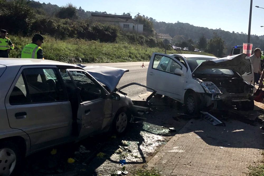 Accidente registrado ayer en la AC-550, en sentido Outes y a la altura del término municipal de Noia (A Coruña), en el que falleció una mujer de 88 años. 