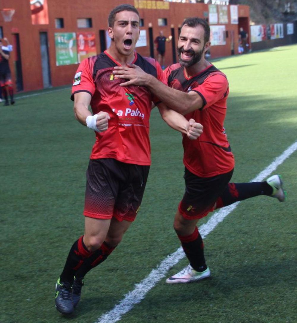 Ale González celebra su gol con Nacho Rodríguez.