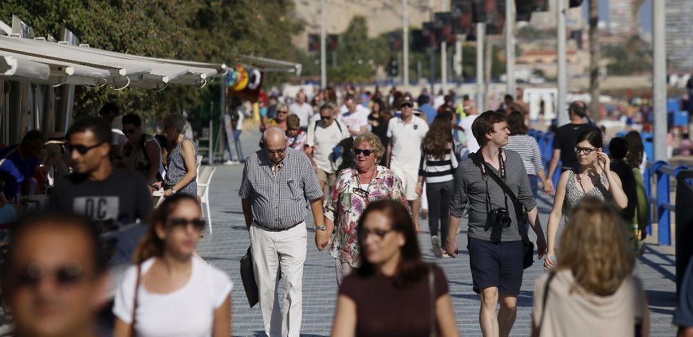 Miles de turistas acuden a las playas levantinas, como la del Postiguet en Alicante, a disfrutar del sol y las altas temperaturas estos días.