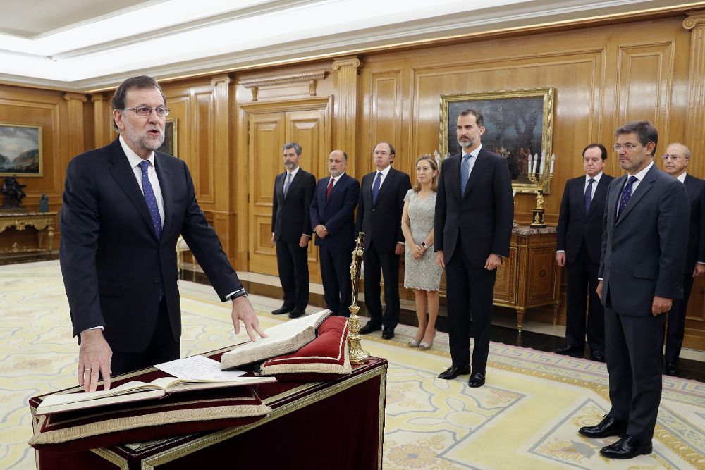 El reelegido presidente del Gobierno, Mariano Rajoy, jura el cargo ante el Rey.