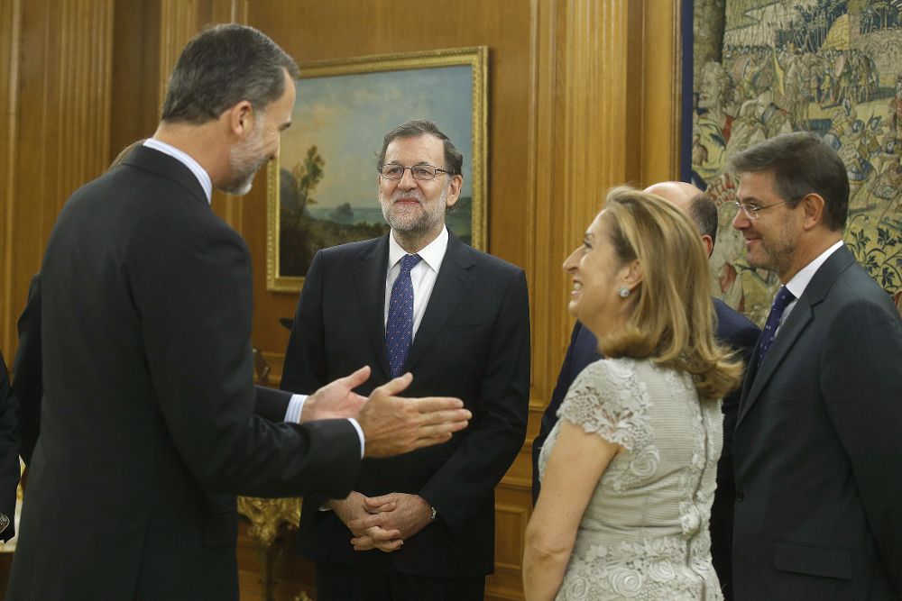 El rey conversa con el presidente del Gobierno, Mariano Rajoy, la presidenta del Congreso, Ana Pastor, y el ministro de Justicia en funciones, Rafael Catalá (d), tras la jura del jefe del Ejecutivo.