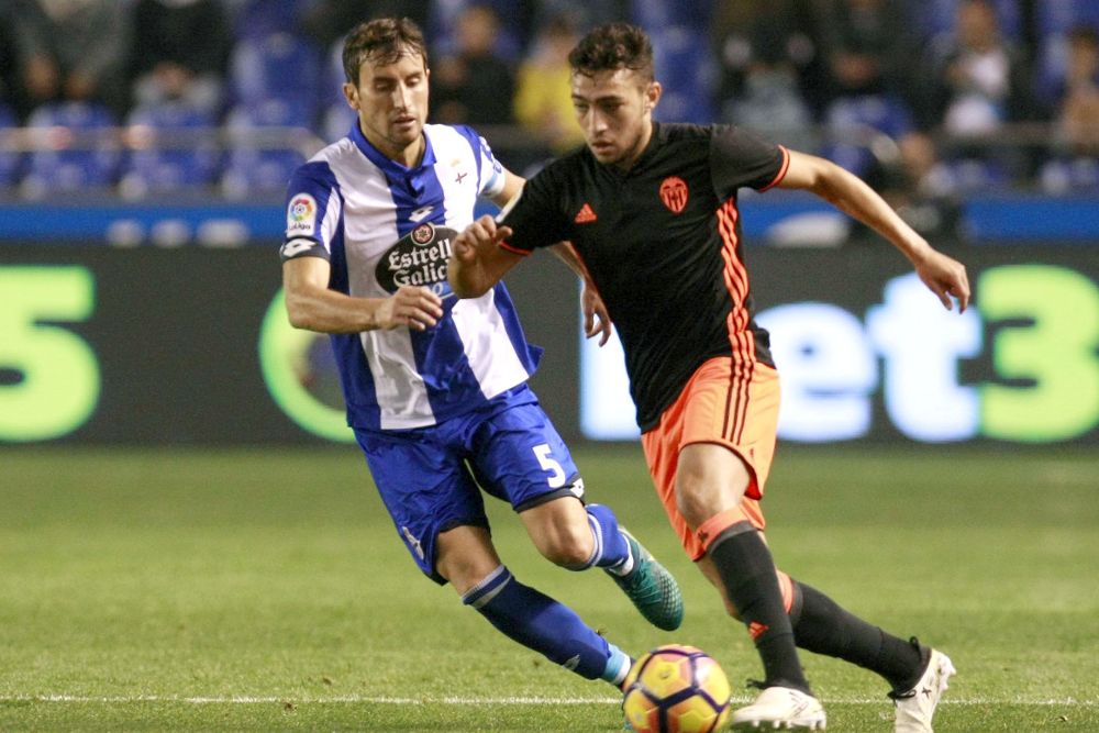 El defensa del Valencia CF Munir El Haddadi (d) se escapa de Pedro Mosquera, del Deportivo de La Coruña.