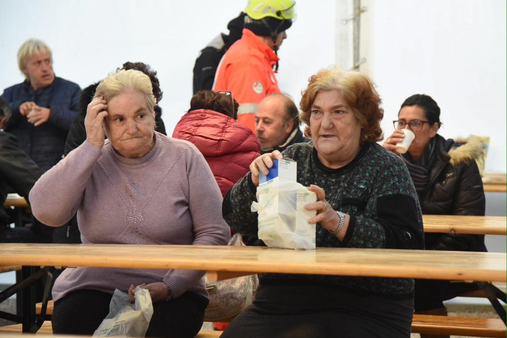 Damnificados del terremoto se disponen a desayunar en un pabellón polideportivo en Norcia (Italia).