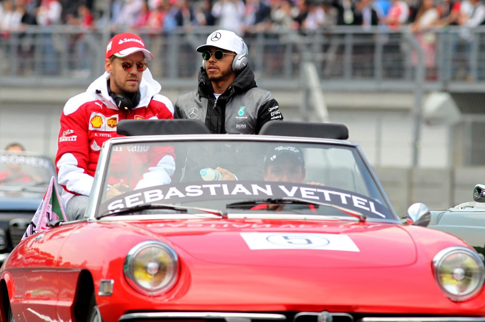 El alemán Sebastian Vettel, de Ferrari (i) y el británico Lewis Hamilton, de Mercedes, en el desfile previo a cada carrera, en este caso la del Gran Premio de México.