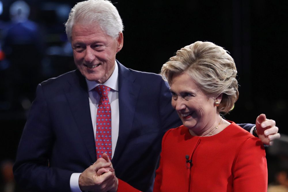 La candidata demócrata a la Presidencia de Estados Unidos Hillary Clinton (i) y el exmandatario Bill Clinton (d) tras el primer debate de aspirantes a la Casa Blanca.