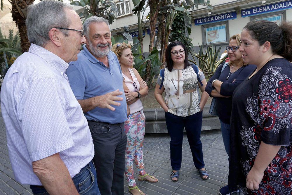 La eurodiputada de Podemos Estefanía Torres (d) y las diputadas por Las Palmas Meri Pita (2d) y Carmen Valido (4i) se reunieron hoy en Las Palmas de Gran Canaria con la plataforma contra la reforma de la Ley del Suelo.
