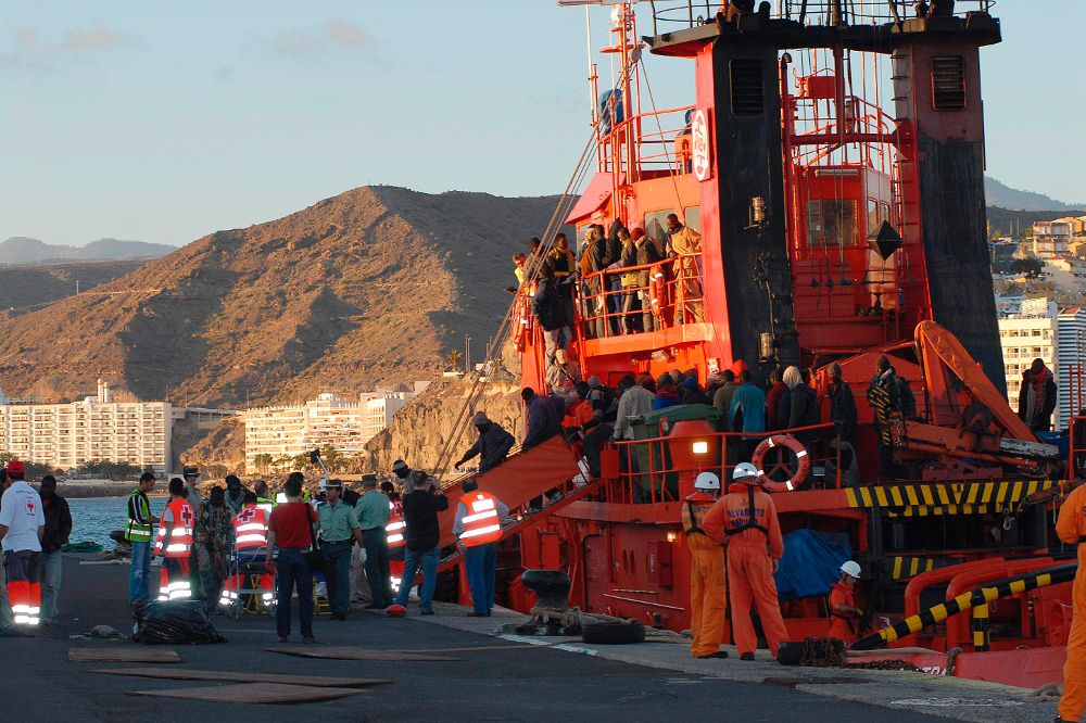 Un grupo de 85 inmigrantes subsaharianos a su llegada al puerto de Arguineguín, en el municipio grancanario de San Bartolomé de Tirajana, a bordo del "Boluda Mistral" de Salvamento Marítimo