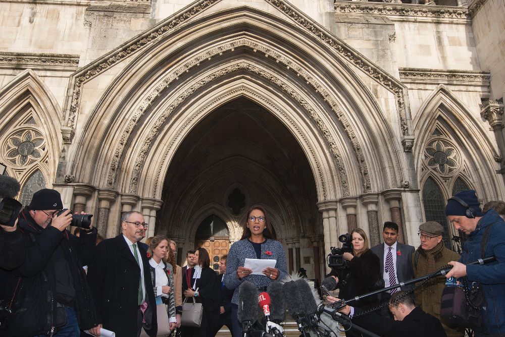 La empresaria británica Gina Miller se dirige a los medios de comunicación a las puertas del Tribunal Superior en Londres hoy, 3 de noviembre. Entre los ciudadanos que iniciaron el proceso en el Tribunal Superior está la empresaria británica Gina Miller, que expresó su deseo de acabar con "un entorno legal" en el que el Gobierno "puede pasar por encima del Parlamento".