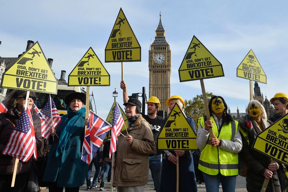 Manifestantes muestran pancartas durante una protesta que insta a los ciudadanos estadounidenses a votar en las elecciones presidenciales de Estados Unidos en Parliament Square, en Londres, Reino Unido.