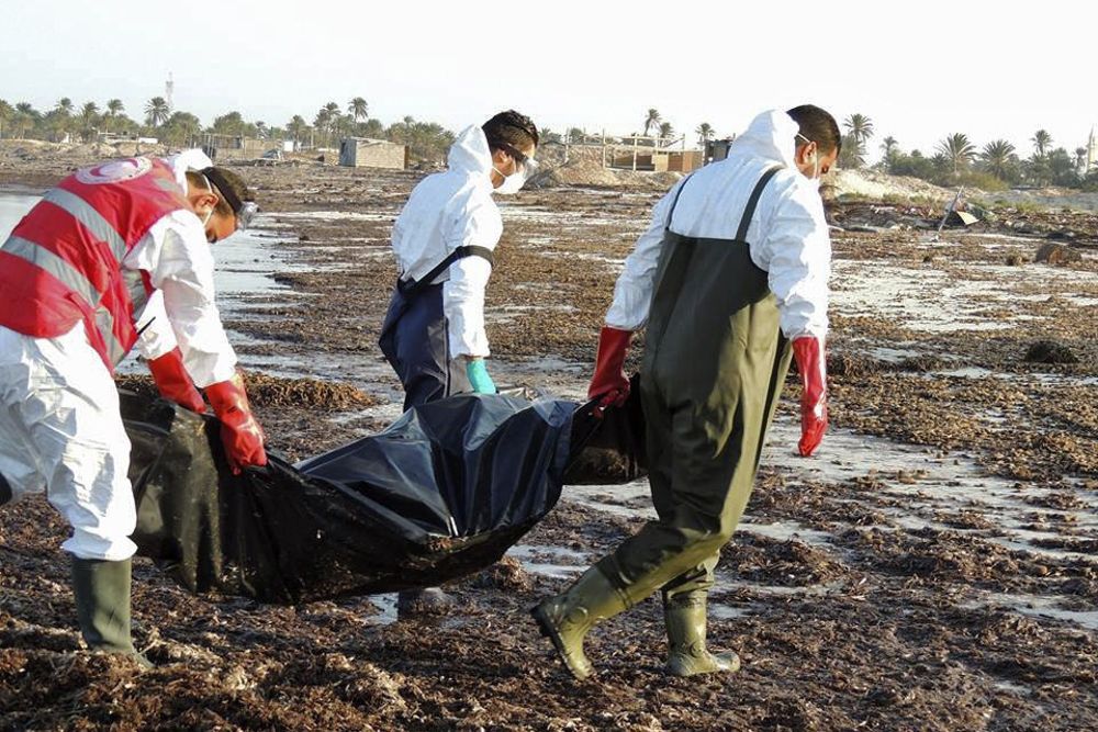 Fotografía facilitada por la Media Luna Roja libia que recuperó en las últimas 72 horas los cadáveres de 38 personas que perdieron la vida en el Mediterráneo cuando trataban de alcanzar de forma irregular la costa de Europa.