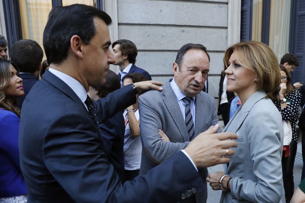 María Dolores Cospedal (d) conversa con vicesecretario de Organización y Electoral del PP, Fernando Martínez-Maíllo (i) y el presidente del PP en La Rioja, Pedro María Sanz (c).