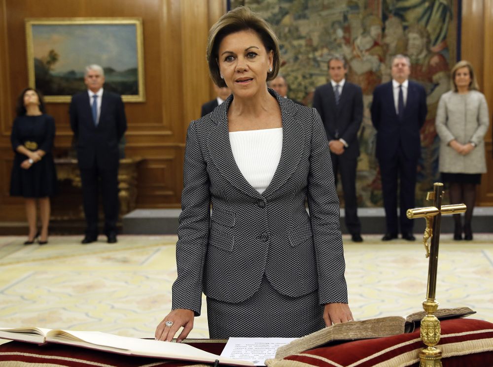 La ministra de Defensa, Maria Dolores de Cospedal, promete su cargo ante el Rey.