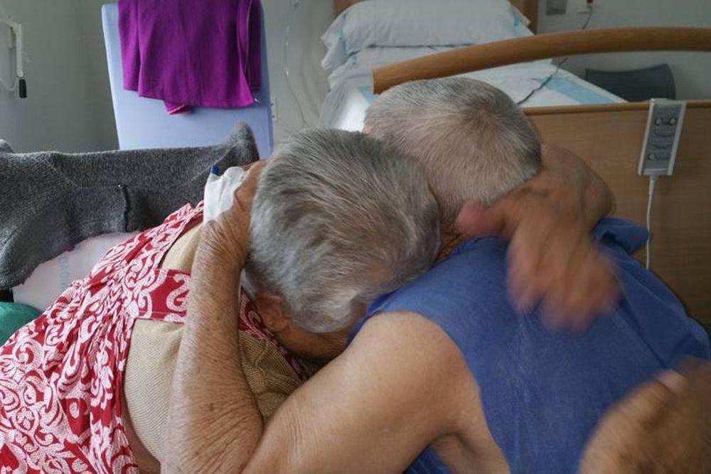 La pareja, durante su emotivo reencuentro en el hospital del Norte, en Icod.FACEBOOK D. RODRÍGUEZ