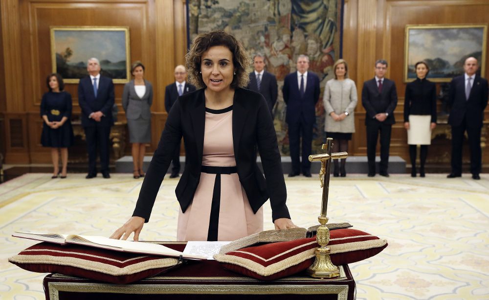 La ministra en Sanidad, Servicios Sociales e Igualdad, Dolors Montserrat, jura su cargo ante el Rey.