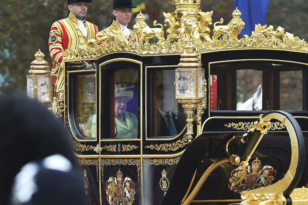 La reina Isabel II de Inglaterra en una carroza real.