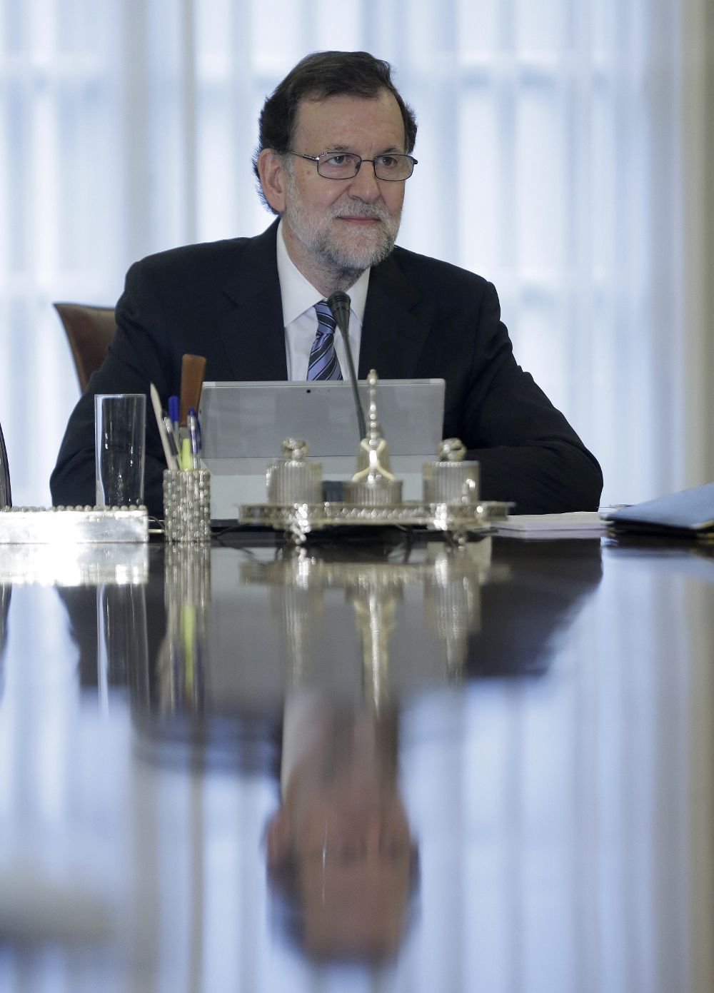 El jefe del Ejecutivo, Mariano Rajoy, durante la primera reunión del Consejo de Ministros de su nuevo Gobierno, que ha presidido hoy en el Palacio de la Moncloa.