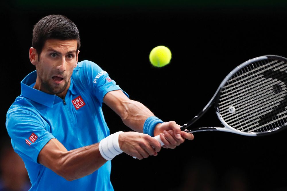 Novak Djokovic devuelve la bola durante su partido de cuartos de final del Masters 1.000 de París-Bercy ante el croata Marin Cilic, en París.