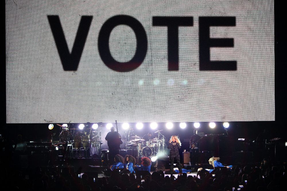Actuación de la cantante Beyonce (R) haciendo campaña por la candidata republicana, Hillary Clinton, en Cleveland, Ohio.