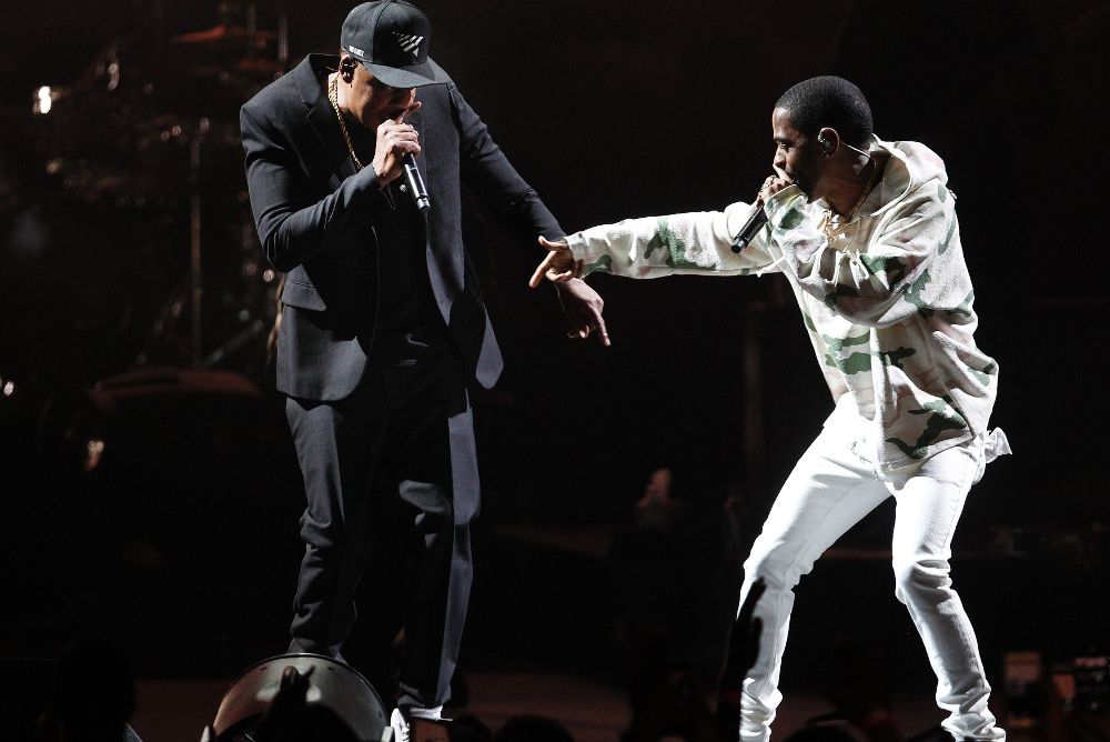 Los cantantes Jay Z (i) y Big Sean actúan en un acto de la campaña de Hillary Clinton, en Cleveland, Ohio.