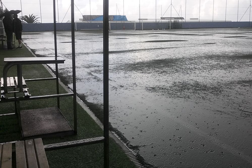 Las condiciones meteorológicas adversas han provocado hoy la suspensión del encuentro de Tercera División entre el Santa Úrsula y el Marino. El estadio municipal del primero quedó completamente anegado por el agua.