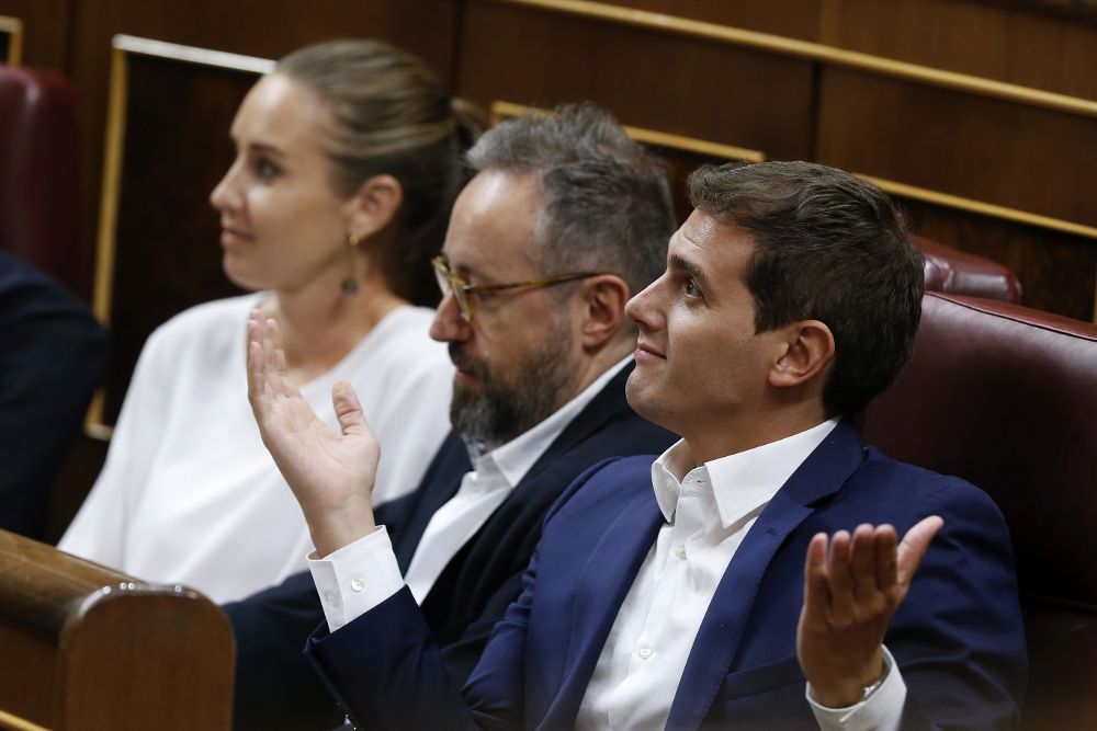 El líder de Ciudadanos, Albert Rivera, junto a sus compañeros de partido, Juan Carlos Girauta (c) y Melisa Rodríguez (i) en un pleno celebrado esta tarde en el Congreso de los Diputados.